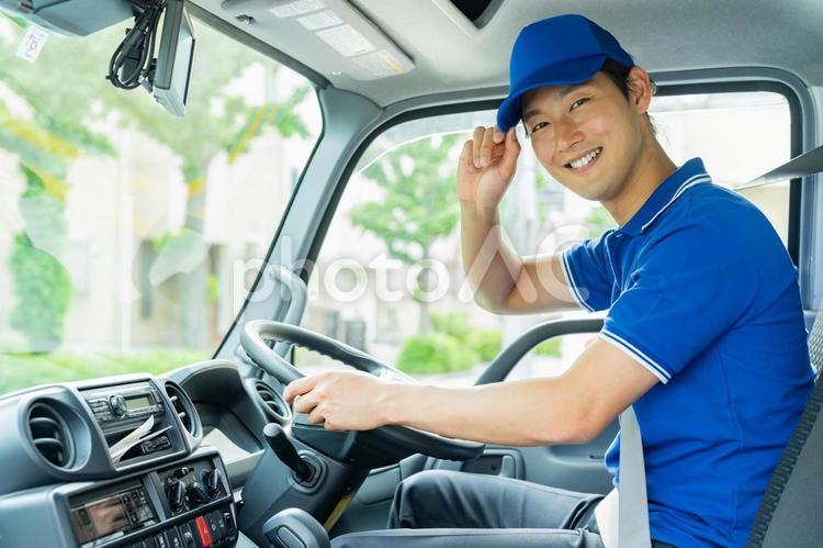 ドライバーの若い男性 トラック,笑顔,ドライバーの写真素材