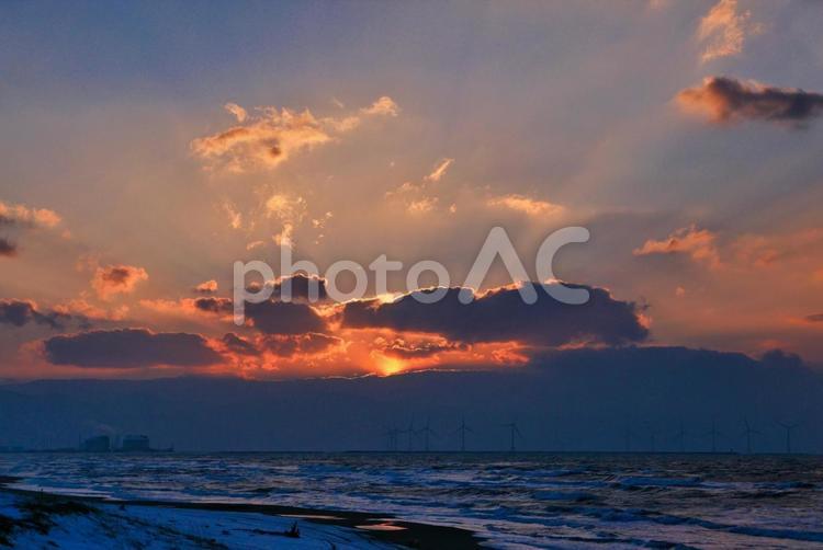 夕暮れの海 夕暮れの海,光芒,薄明光線の写真素材