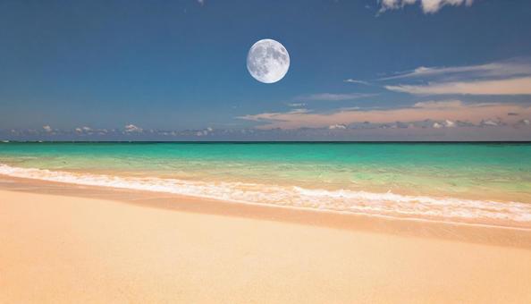 ビーチの青空に浮かぶ透けた白い月 ビーチの青空に浮かぶ透けた白い月の写真