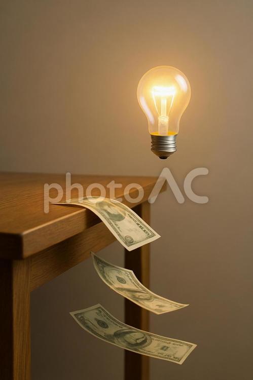失われる資金（机から落ちる紙幣と電球） 紙幣,お金,ドルの写真素材