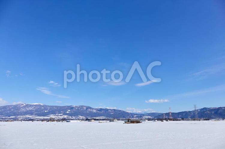 快晴の冬、降雪した畑と山の景色 塩尻市 冬,降雪,快晴の写真素材