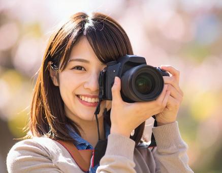 春の風景を撮影するカメラ女子 春の風景を撮影するカメラ女子の写真