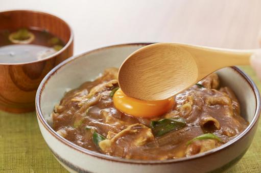 お出汁がきいたカレー丼 お出汁がきいたカレー丼 カレー丼,卵黄,みそ汁の写真素材