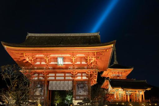 清水寺仁王門ライトアップ 清水寺仁王門ライトアップ 清水寺,三重塔,仁王門の写真素材