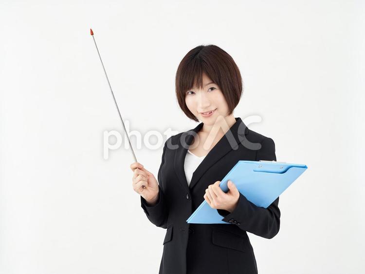 白い背景でポインターを持つ女性 女性,ol,ポーズの写真素材