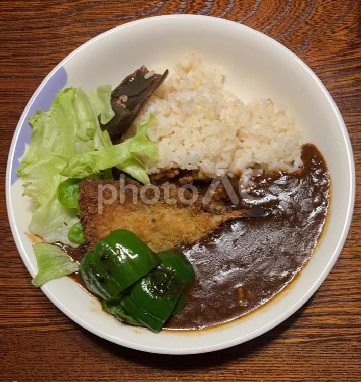 レトルトカレーに鯵フライとピーマンレタス 夕食,カレーライス,レトルトカレーの写真素材