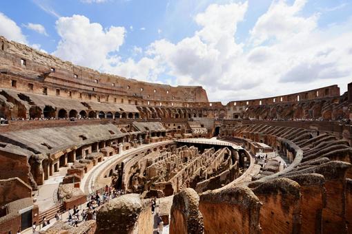 コロッセオ内部に残る古代ローマの息吹 コロッセオ内部に残る古代ローマの息吹 コロッセオ,ローマ,イタリアの写真素材