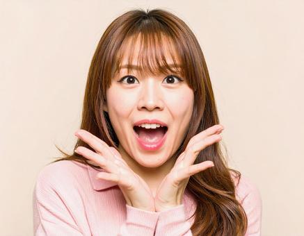 驚いた表情の女性 驚いた表情の女性の写真