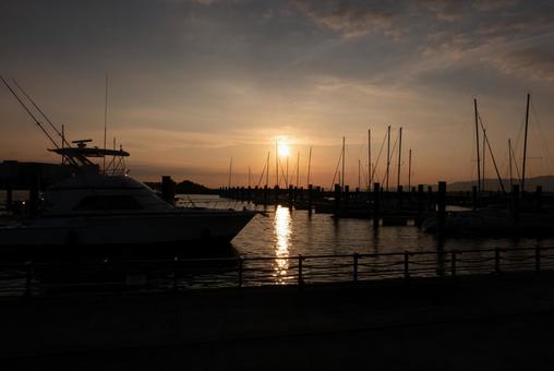 マリーナの夕焼け、静かな航跡 マリーナの夕焼け、静かな航跡 マリーナ,夕焼け,海の写真素材