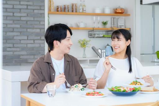ダイニングで食事をする若い夫婦 ダイニングで食事をする若い夫婦 食事,夫婦,料理の写真素材