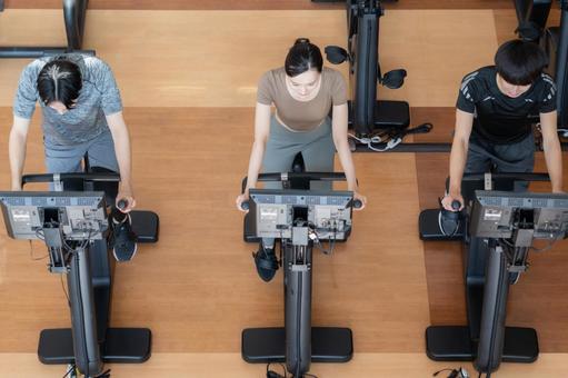 スポーツジムでトレーニングをする若い男女 スポーツジム,フィットネス,ダイエットの写真素材