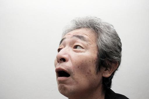 悩むシニア男性の写真