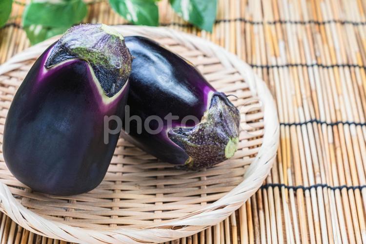 竹ざるにのせた水茄子 水茄子,ナス,野菜の写真素材
