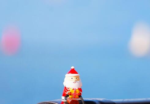 サンタクロース（海バック） クリスマス,サンタクロース,背景ボケの写真素材