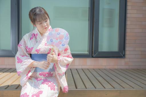 団扇と浴衣の女性 団扇と浴衣の女性 浴衣,女性,うちわの写真素材