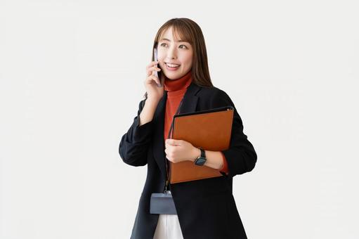 スマホで話す笑顔の女性・ビジネスウーマン スマホで話す笑顔の女性・ビジネスウーマン 女性,スマホ,スマートフォンの写真素材
