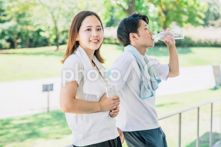 熱中症対策で水を飲む男女　 熱中症,水分補給,熱中症対策の写真素材
