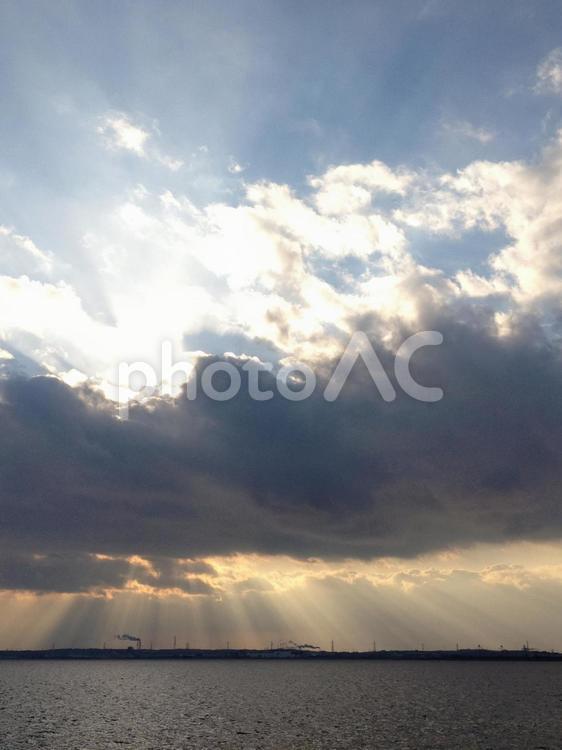 夕空と天使のはしご 夕空,天使のはしご,雲の写真素材