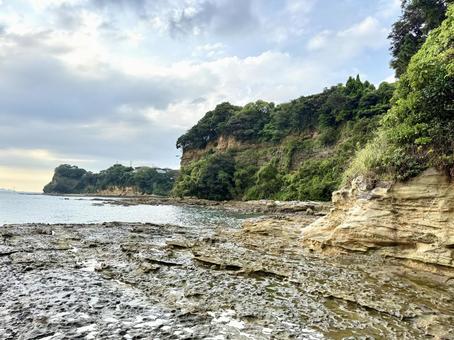 山口県彦島 竹ノ子島の磯辺 山口県彦島 竹ノ子島の磯辺 瀬戸内海,雲,曇りの写真素材