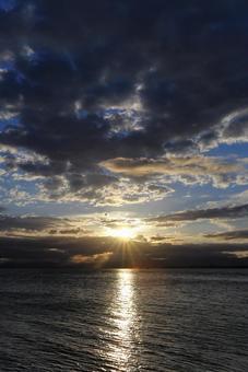 Sunset over the lake and the sky turning red_vertical, JPG