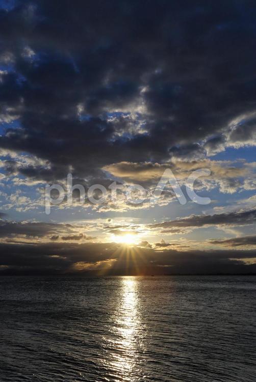 湖に沈む夕日と染まる空＿縦 湖,夕焼け,海の写真素材