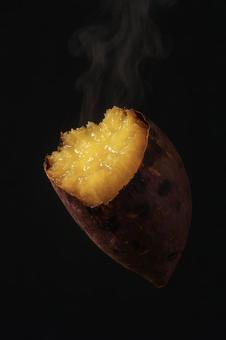 たっぷり蜜のほくほく焼き芋の断面 たっぷり蜜のほくほく焼き芋の断面の写真