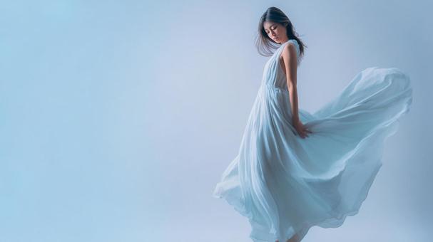 優雅に舞うドレス姿 優雅に舞うドレス姿の写真