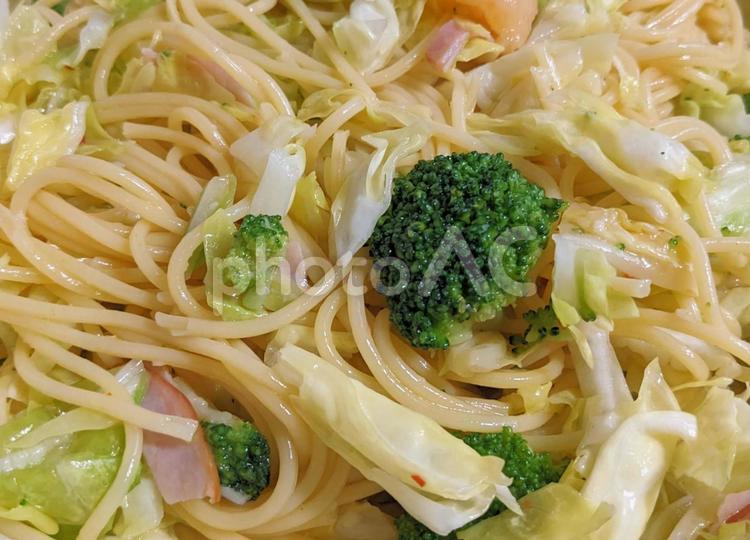 おうちで作ったパスタ（適当） 料理,パスタ,ベーコンの写真素材