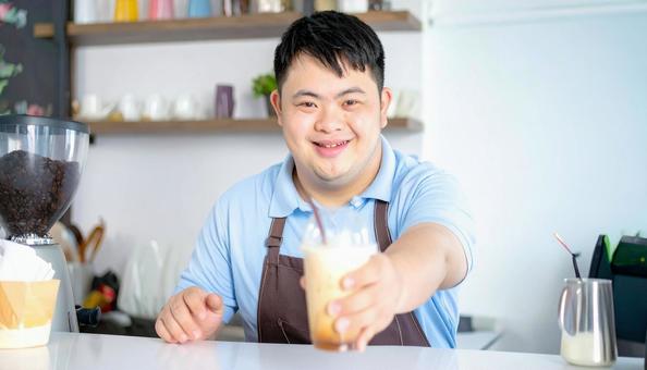カフェで働くダウン症の男性の笑顔 カフェで働くダウン症の男性の笑顔の写真