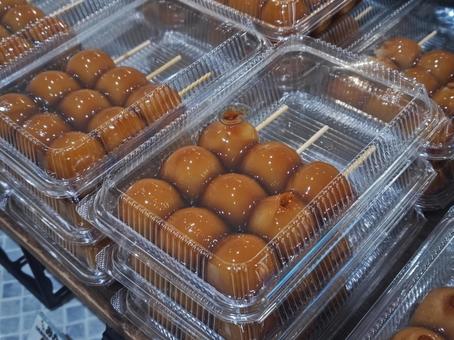老舗だんご屋さんの「みたらしだんご」 老舗だんご屋さんの「みたらしだんご」 みたらし,だんご,甘いの写真素材