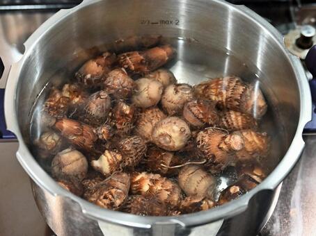 里芋を茹でる1 さといも,里芋,茹でるの写真素材