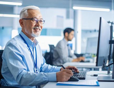 まだまだ現役!定年後再雇用のイメージ まだまだ現役!定年後再雇用のイメージの写真