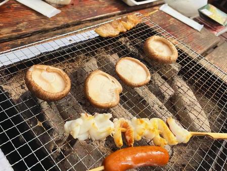 秋の味覚!炭火焼きの屋外バーベキュー 秋の味覚!炭火焼きの屋外バーベキュー バーベキュー,炭火焼き,屋外の写真素材