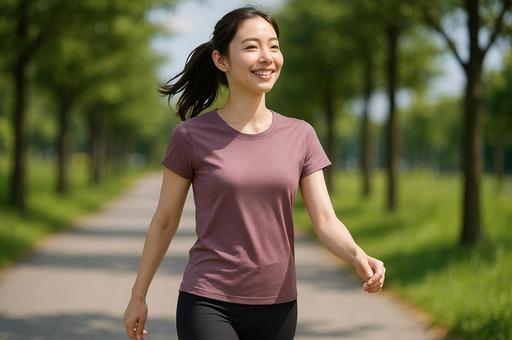 ウォーキングする女性の写真