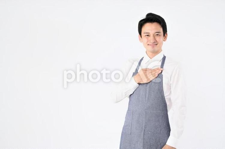 エプロンをつけた男性 スタッフ,店員,笑顔の写真素材