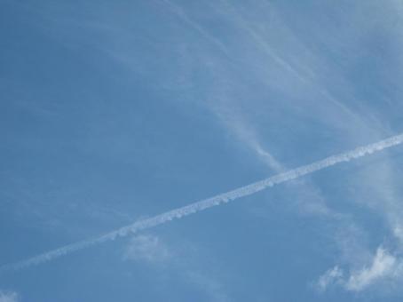 秋の空に飛行機雲 飛行機雲,雲,青空の写真素材