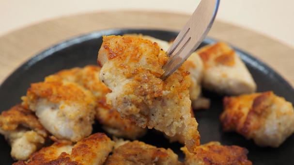 手作り・鶏むね肉のソテー（食べるシーン） 鶏むね肉のソテー,手作り,鶏むね肉の写真素材