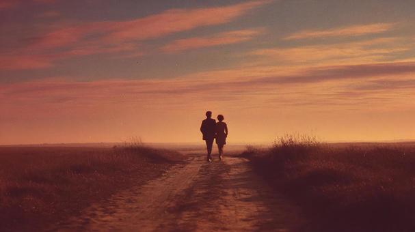 サンセットと二人の後ろ姿の写真