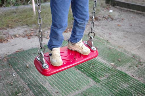 公園のブランコに立つ子供の足元 ブランコ,子ども,遊ぶの写真素材