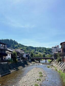 青空と橋が架かる美しい川の風景 川,浅瀬,清流の写真素材