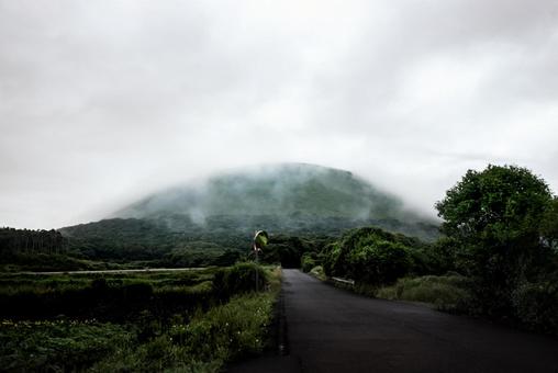 <Goto scenery> Mt. Onidake covered in mist and rain clouds during the rainy season, mountain path, fog, rain cloud, JPG