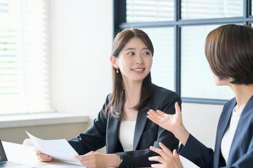 打ち合わせをする日本人女性 ビジネスマン,ビジネス,ミーティングの写真素材