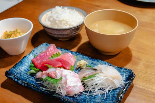 刺身の夕食定食 刺身,マグロ,アジの写真素材