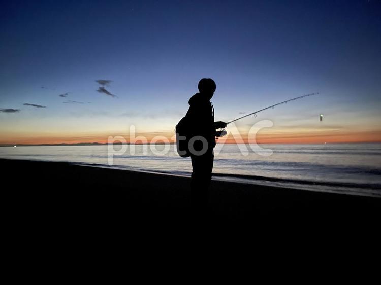 夜明け前の海岸と釣り人 自然,田舎,朝焼けの写真素材