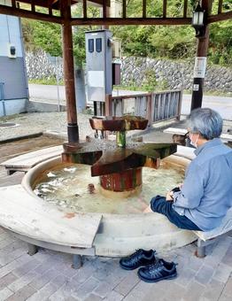 旅＊温泉＊足湯を楽しむシニア男性 足湯,温泉,無料の写真素材