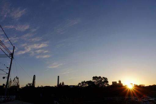 住宅街の夜明け～秋～334 朝日,日の出,早朝の写真素材