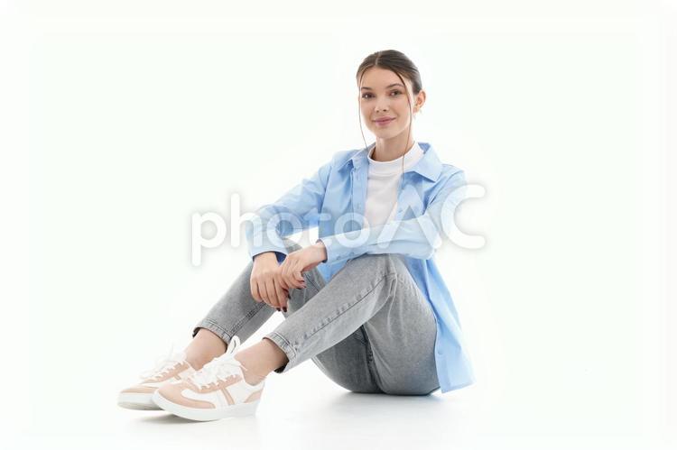 カメラ目線で微笑み座る女性 女性,体育座り,座るの写真素材