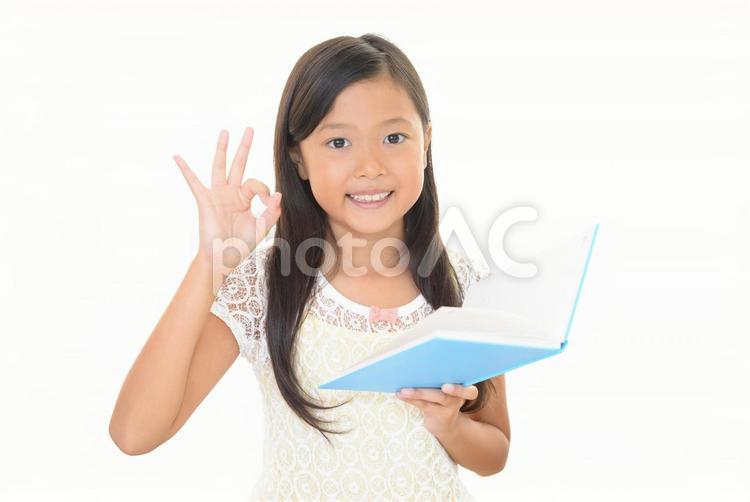 ノートを持ってOKサインをする女の子 子供,女の子,okの写真素材
