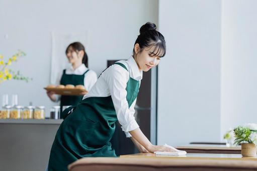 カフェで働く若い女性 カフェで働く若い女性 カフェ,準備,拭き掃除の写真素材