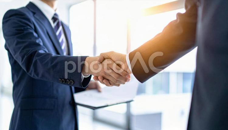 握手をするビジネスマン ビジネス,握手,手の写真素材